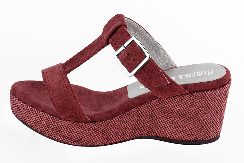 Raspberry red women's fully open mule sandals. Round toe. Medium wedge soles. Profile view - Florence KOOIJMAN